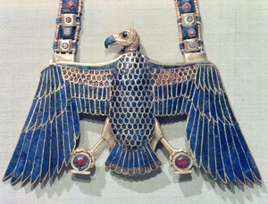 Kaulakoru korppikotka riipuksella, Tutankhamonin haudasta (n. 1370-52 eKr.) New Kingdom (kulta, jossa on lapis lazuli ja korneoli)